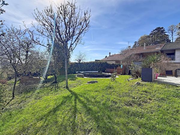 Charmante Maison Centre Ville de Meximieux 4 pièce(s) 102 m2, jardin, piscine.