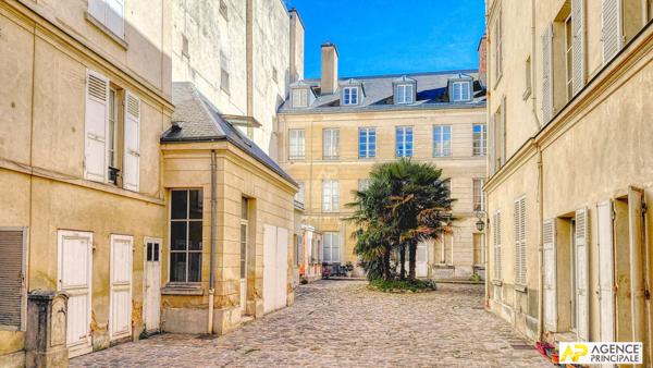Versailles Notre-Dame appartement 3 pièces 71m² carrez situé au 2 ème étage d'un immeuble 18 éme avec cave €595 000 ** - Référence 27554