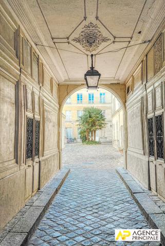 Versailles Notre-Dame appartement 3 pièces 71m² carrez situé au 2 ème étage d'un immeuble 18 éme avec cave €595 000 ** - Référence 27554
