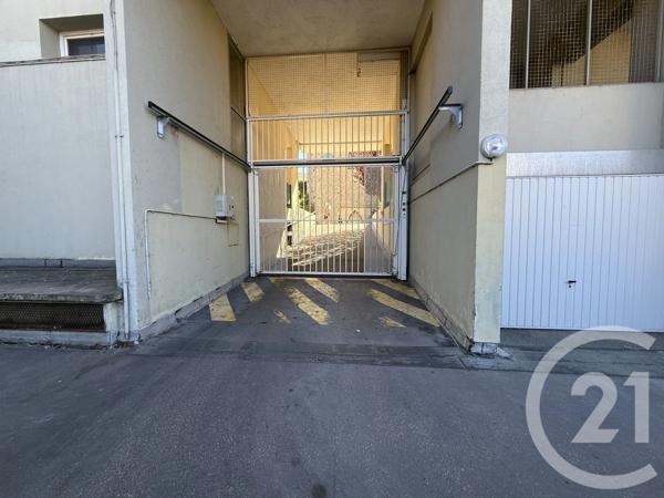 Parking à vendre  27 m 2   ST ETIENNE  - 42