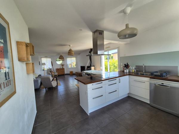 Le charme contemporain sur un écrin paysager de 1 030 m²