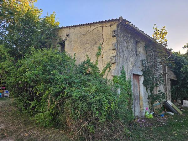 Bâtisse en pierre à rénover.