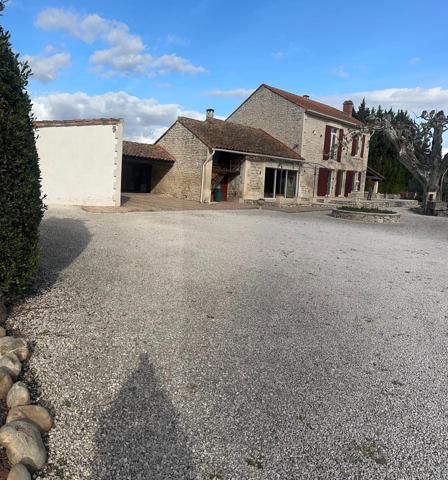 Mas en pierre avec de beaux espaces à ST ANDIOL