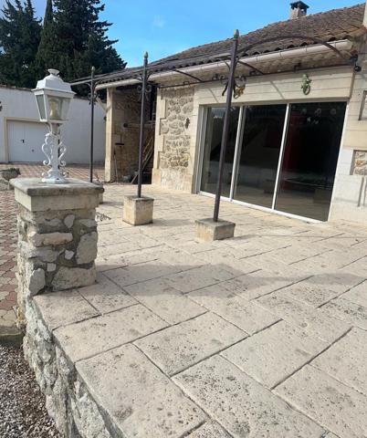 Mas en pierre avec de beaux espaces à ST ANDIOL