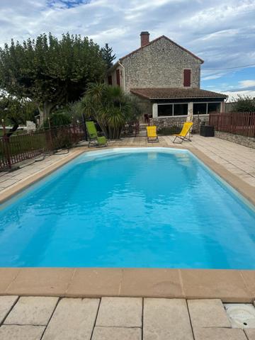 Mas en pierre avec de beaux espaces à ST ANDIOL