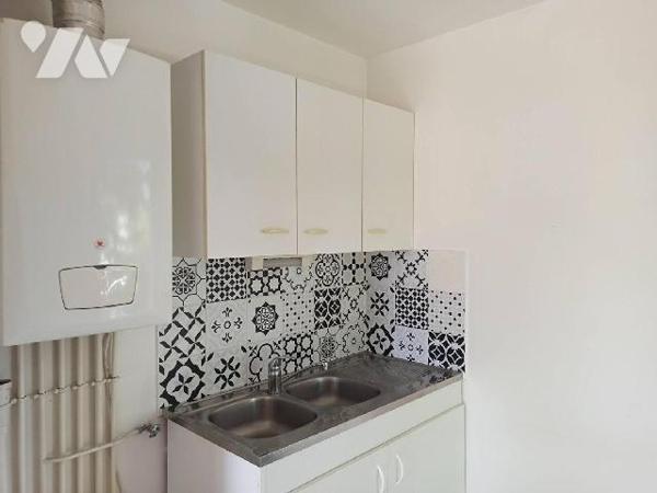 Appartement deux pièces situé au rez-de-chaussée comprenant :
Entrée, avec placard, séjour ouvr...