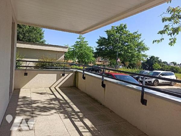 Appartement deux pièces situé au rez-de-chaussée comprenant :
Entrée, avec placard, séjour ouvr...