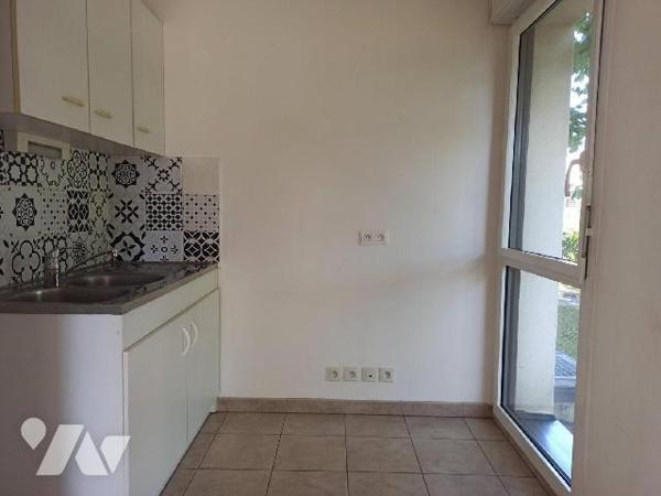 Appartement deux pièces situé au rez-de-chaussée comprenant :
Entrée, avec placard, séjour ouvr...