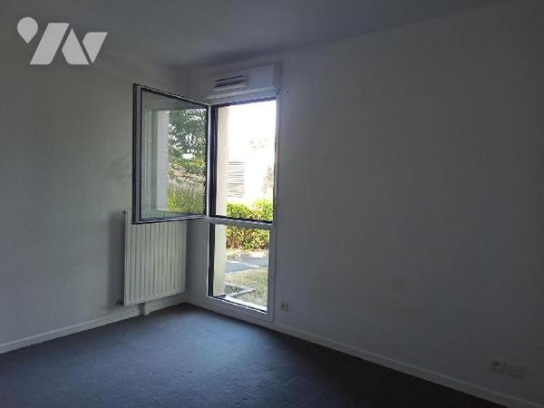 Appartement deux pièces situé au rez-de-chaussée comprenant :
Entrée, avec placard, séjour ouvr...