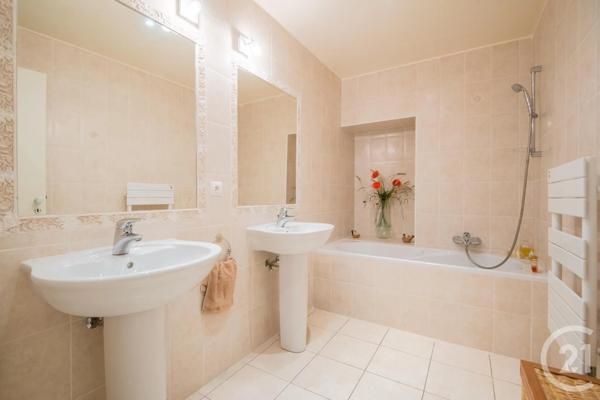 Appartement F4 à vendre  4 pièces - 83,49 m 2   VILLEFRANCHE SUR MER  - 06