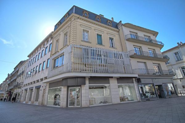 AGEN HYPER CENTRE VILLE - LOCAL COMMERCIAL DE 300 m² DANS UN IMMEUBLE DE CARACTERE SITUE SUR UN AXE PASSANT AVEC VITRINE !