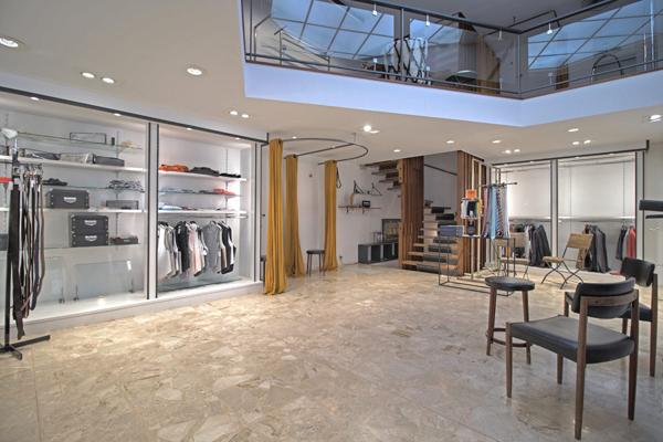 AGEN HYPER CENTRE VILLE - LOCAL COMMERCIAL DE 300 m² DANS UN IMMEUBLE DE CARACTERE SITUE SUR UN AXE PASSANT AVEC VITRINE !