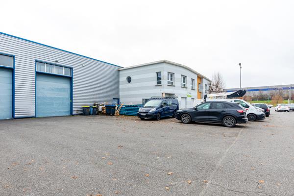 En exclusivité à Chambly un local polyvalent de 876 M2 dont 600 m2 d'atelier.