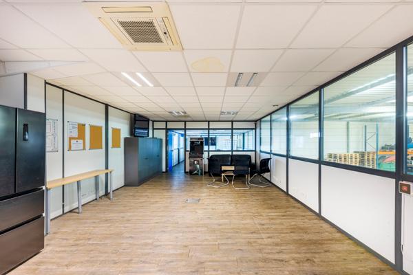 En exclusivité à Chambly un local polyvalent de 876 M2 dont 600 m2 d'atelier.