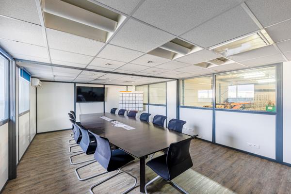 En exclusivité à Chambly un local polyvalent de 876 M2 dont 600 m2 d'atelier.