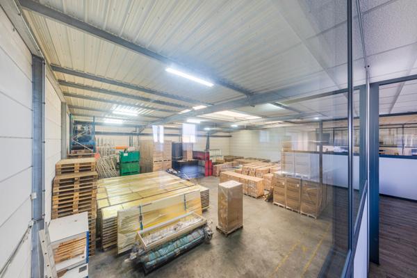 En exclusivité à Chambly un local polyvalent de 876 M2 dont 600 m2 d'atelier.