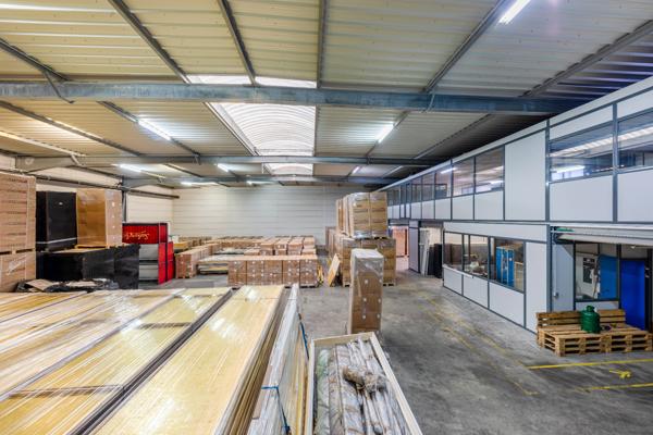 En exclusivité à Chambly un local polyvalent de 876 M2 dont 600 m2 d'atelier.