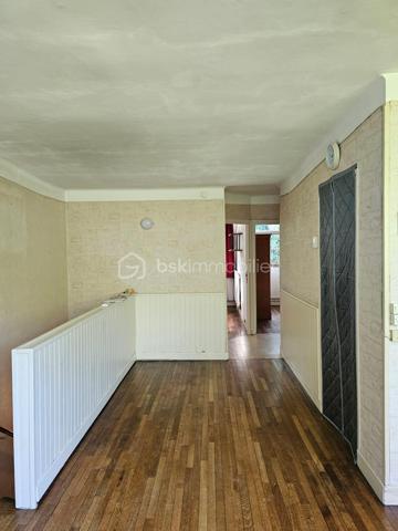 Cette maison n’a pas été rénovée hier.
Elle ne cherche pas non plus à faire croire qu’elle sort d’un magazine déco scandinave.

En revanche, elle a quelque chose que beaucoup de maisons plus “présentables” n’ont pas : du volume, un vrai potentiel et une grande liberté d’aménagement.

Située à Marly-le-Roi, dans une copropriété familiale, calme et très verdoyante, cette maison mitoyenne de deux côtés offre 88 m² loi Carrez et environ 132 m² de surface habitable totale.

Aujourd’hui, elle propose notamment un salon, une cuisine, une buanderie, 4 chambres, un jardin, un garage, ainsi que la possibilité de stationner une voiture devant la maison et une autre dans le garage.

Son gros avantage ?
L’absence de mur porteur, qui permet d’imaginer une redistribution plus moderne des espaces : ouvrir la pièce de vie, repenser la cuisine, créer une circulation plus fluide, optimiser les volumes… en résumé, lui faire faire un vrai bond dans le présent.

Oui, des travaux sont à prévoir.
Pas simplement “un petit coup de peinture et deux coussins beiges et une jolie plante verte!!
Mais pour un acquéreur qui cherche une maison modulable, familiale, avec jardin et stationnement, c’est justement là que le projet devient intéressant.

Côté cadre de vie, la maison coche aussi de belles cases : la gare de Marly-le-Roi, ligne L, est accessible à pied en environ 10 minutes, permettant de rejoindre facilement Paris et La Défense. Le centre-ville, les commodités et le centre commercial Westfield Parly 2 sont également à proximité.

Ici, on ne vend pas une maison parfaite aujourd’hui.
On vend une maison avec une vraie base, un environnement agréable, des volumes exploitables et la possibilité de créer un lieu de vie à son image.

Une maison pour ceux qui savent voir plus loin que la décoration d’époque… et qui préfèrent créer leur coup de cœur plutôt que de l’acheter tout fait.