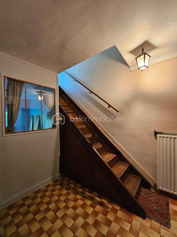 Cette maison n’a pas été rénovée hier.
Elle ne cherche pas non plus à faire croire qu’elle sort d’un magazine déco scandinave.

En revanche, elle a quelque chose que beaucoup de maisons plus “présentables” n’ont pas : du volume, un vrai potentiel et une grande liberté d’aménagement.

Située à Marly-le-Roi, dans une copropriété familiale, calme et très verdoyante, cette maison mitoyenne de deux côtés offre 88 m² loi Carrez et environ 132 m² de surface habitable totale.

Aujourd’hui, elle propose notamment un salon, une cuisine, une buanderie, 4 chambres, un jardin, un garage, ainsi que la possibilité de stationner une voiture devant la maison et une autre dans le garage.

Son gros avantage ?
L’absence de mur porteur, qui permet d’imaginer une redistribution plus moderne des espaces : ouvrir la pièce de vie, repenser la cuisine, créer une circulation plus fluide, optimiser les volumes… en résumé, lui faire faire un vrai bond dans le présent.

Oui, des travaux sont à prévoir.
Pas simplement “un petit coup de peinture et deux coussins beiges et une jolie plante verte!!
Mais pour un acquéreur qui cherche une maison modulable, familiale, avec jardin et stationnement, c’est justement là que le projet devient intéressant.

Côté cadre de vie, la maison coche aussi de belles cases : la gare de Marly-le-Roi, ligne L, est accessible à pied en environ 10 minutes, permettant de rejoindre facilement Paris et La Défense. Le centre-ville, les commodités et le centre commercial Westfield Parly 2 sont également à proximité.

Ici, on ne vend pas une maison parfaite aujourd’hui.
On vend une maison avec une vraie base, un environnement agréable, des volumes exploitables et la possibilité de créer un lieu de vie à son image.

Une maison pour ceux qui savent voir plus loin que la décoration d’époque… et qui préfèrent créer leur coup de cœur plutôt que de l’acheter tout fait.
