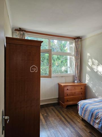 Cette maison n’a pas été rénovée hier.
Elle ne cherche pas non plus à faire croire qu’elle sort d’un magazine déco scandinave.

En revanche, elle a quelque chose que beaucoup de maisons plus “présentables” n’ont pas : du volume, un vrai potentiel et une grande liberté d’aménagement.

Située à Marly-le-Roi, dans une copropriété familiale, calme et très verdoyante, cette maison mitoyenne de deux côtés offre 88 m² loi Carrez et environ 132 m² de surface habitable totale.

Aujourd’hui, elle propose notamment un salon, une cuisine, une buanderie, 4 chambres, un jardin, un garage, ainsi que la possibilité de stationner une voiture devant la maison et une autre dans le garage.

Son gros avantage ?
L’absence de mur porteur, qui permet d’imaginer une redistribution plus moderne des espaces : ouvrir la pièce de vie, repenser la cuisine, créer une circulation plus fluide, optimiser les volumes… en résumé, lui faire faire un vrai bond dans le présent.

Oui, des travaux sont à prévoir.
Pas simplement “un petit coup de peinture et deux coussins beiges et une jolie plante verte!!
Mais pour un acquéreur qui cherche une maison modulable, familiale, avec jardin et stationnement, c’est justement là que le projet devient intéressant.

Côté cadre de vie, la maison coche aussi de belles cases : la gare de Marly-le-Roi, ligne L, est accessible à pied en environ 10 minutes, permettant de rejoindre facilement Paris et La Défense. Le centre-ville, les commodités et le centre commercial Westfield Parly 2 sont également à proximité.

Ici, on ne vend pas une maison parfaite aujourd’hui.
On vend une maison avec une vraie base, un environnement agréable, des volumes exploitables et la possibilité de créer un lieu de vie à son image.

Une maison pour ceux qui savent voir plus loin que la décoration d’époque… et qui préfèrent créer leur coup de cœur plutôt que de l’acheter tout fait.