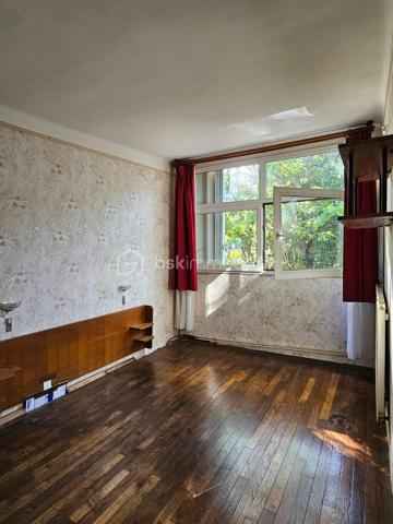 Cette maison n’a pas été rénovée hier.
Elle ne cherche pas non plus à faire croire qu’elle sort d’un magazine déco scandinave.

En revanche, elle a quelque chose que beaucoup de maisons plus “présentables” n’ont pas : du volume, un vrai potentiel et une grande liberté d’aménagement.

Située à Marly-le-Roi, dans une copropriété familiale, calme et très verdoyante, cette maison mitoyenne de deux côtés offre 88 m² loi Carrez et environ 132 m² de surface habitable totale.

Aujourd’hui, elle propose notamment un salon, une cuisine, une buanderie, 4 chambres, un jardin, un garage, ainsi que la possibilité de stationner une voiture devant la maison et une autre dans le garage.

Son gros avantage ?
L’absence de mur porteur, qui permet d’imaginer une redistribution plus moderne des espaces : ouvrir la pièce de vie, repenser la cuisine, créer une circulation plus fluide, optimiser les volumes… en résumé, lui faire faire un vrai bond dans le présent.

Oui, des travaux sont à prévoir.
Pas simplement “un petit coup de peinture et deux coussins beiges et une jolie plante verte!!
Mais pour un acquéreur qui cherche une maison modulable, familiale, avec jardin et stationnement, c’est justement là que le projet devient intéressant.

Côté cadre de vie, la maison coche aussi de belles cases : la gare de Marly-le-Roi, ligne L, est accessible à pied en environ 10 minutes, permettant de rejoindre facilement Paris et La Défense. Le centre-ville, les commodités et le centre commercial Westfield Parly 2 sont également à proximité.

Ici, on ne vend pas une maison parfaite aujourd’hui.
On vend une maison avec une vraie base, un environnement agréable, des volumes exploitables et la possibilité de créer un lieu de vie à son image.

Une maison pour ceux qui savent voir plus loin que la décoration d’époque… et qui préfèrent créer leur coup de cœur plutôt que de l’acheter tout fait.