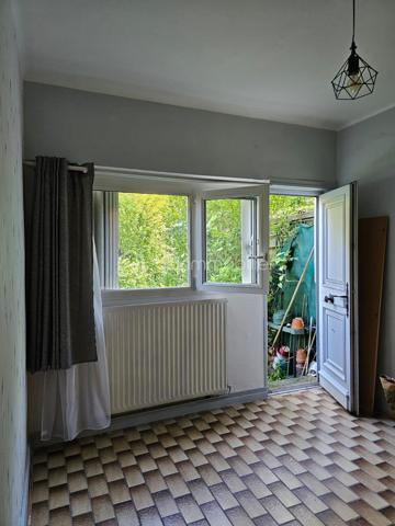 Cette maison n’a pas été rénovée hier.
Elle ne cherche pas non plus à faire croire qu’elle sort d’un magazine déco scandinave.

En revanche, elle a quelque chose que beaucoup de maisons plus “présentables” n’ont pas : du volume, un vrai potentiel et une grande liberté d’aménagement.

Située à Marly-le-Roi, dans une copropriété familiale, calme et très verdoyante, cette maison mitoyenne de deux côtés offre 88 m² loi Carrez et environ 132 m² de surface habitable totale.

Aujourd’hui, elle propose notamment un salon, une cuisine, une buanderie, 4 chambres, un jardin, un garage, ainsi que la possibilité de stationner une voiture devant la maison et une autre dans le garage.

Son gros avantage ?
L’absence de mur porteur, qui permet d’imaginer une redistribution plus moderne des espaces : ouvrir la pièce de vie, repenser la cuisine, créer une circulation plus fluide, optimiser les volumes… en résumé, lui faire faire un vrai bond dans le présent.

Oui, des travaux sont à prévoir.
Pas simplement “un petit coup de peinture et deux coussins beiges et une jolie plante verte!!
Mais pour un acquéreur qui cherche une maison modulable, familiale, avec jardin et stationnement, c’est justement là que le projet devient intéressant.

Côté cadre de vie, la maison coche aussi de belles cases : la gare de Marly-le-Roi, ligne L, est accessible à pied en environ 10 minutes, permettant de rejoindre facilement Paris et La Défense. Le centre-ville, les commodités et le centre commercial Westfield Parly 2 sont également à proximité.

Ici, on ne vend pas une maison parfaite aujourd’hui.
On vend une maison avec une vraie base, un environnement agréable, des volumes exploitables et la possibilité de créer un lieu de vie à son image.

Une maison pour ceux qui savent voir plus loin que la décoration d’époque… et qui préfèrent créer leur coup de cœur plutôt que de l’acheter tout fait.