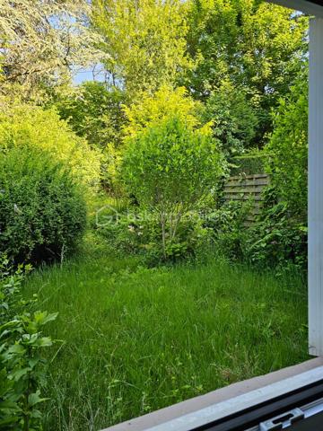 Cette maison n’a pas été rénovée hier.
Elle ne cherche pas non plus à faire croire qu’elle sort d’un magazine déco scandinave.

En revanche, elle a quelque chose que beaucoup de maisons plus “présentables” n’ont pas : du volume, un vrai potentiel et une grande liberté d’aménagement.

Située à Marly-le-Roi, dans une copropriété familiale, calme et très verdoyante, cette maison mitoyenne de deux côtés offre 88 m² loi Carrez et environ 132 m² de surface habitable totale.

Aujourd’hui, elle propose notamment un salon, une cuisine, une buanderie, 4 chambres, un jardin, un garage, ainsi que la possibilité de stationner une voiture devant la maison et une autre dans le garage.

Son gros avantage ?
L’absence de mur porteur, qui permet d’imaginer une redistribution plus moderne des espaces : ouvrir la pièce de vie, repenser la cuisine, créer une circulation plus fluide, optimiser les volumes… en résumé, lui faire faire un vrai bond dans le présent.

Oui, des travaux sont à prévoir.
Pas simplement “un petit coup de peinture et deux coussins beiges et une jolie plante verte!!
Mais pour un acquéreur qui cherche une maison modulable, familiale, avec jardin et stationnement, c’est justement là que le projet devient intéressant.

Côté cadre de vie, la maison coche aussi de belles cases : la gare de Marly-le-Roi, ligne L, est accessible à pied en environ 10 minutes, permettant de rejoindre facilement Paris et La Défense. Le centre-ville, les commodités et le centre commercial Westfield Parly 2 sont également à proximité.

Ici, on ne vend pas une maison parfaite aujourd’hui.
On vend une maison avec une vraie base, un environnement agréable, des volumes exploitables et la possibilité de créer un lieu de vie à son image.

Une maison pour ceux qui savent voir plus loin que la décoration d’époque… et qui préfèrent créer leur coup de cœur plutôt que de l’acheter tout fait.