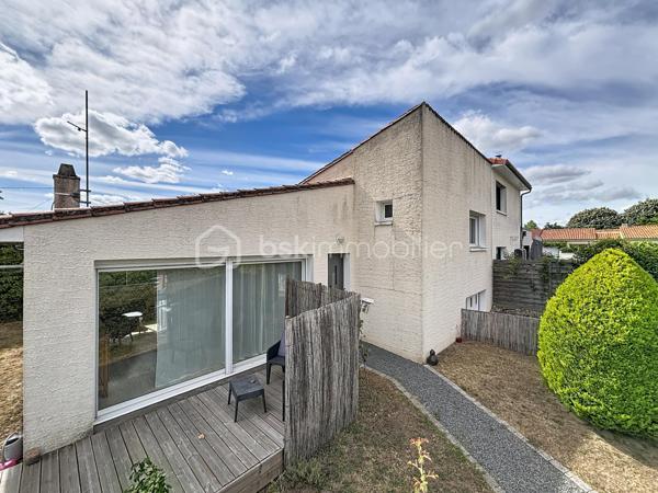 Pavillon situé dans un quartier recherché de Bressuire.

Vous débuterez la visite par une entrée desservant un salon/salle à manger lumineux, offrant un accès direct à une terrasse en bois, ainsi qu’à une cuisine.

Au demi-niveau supérieur, vous découvrirez deux chambres lumineuses ainsi qu’une salle de bains. Au demi-niveau inférieur, vous bénéficierez d’un espace de stockage, d’une buanderie et d’un garage.

L’ensemble est implanté sur une parcelle d’environ 300 m². À noter : ce bien est actuellement occupé par un locataire.