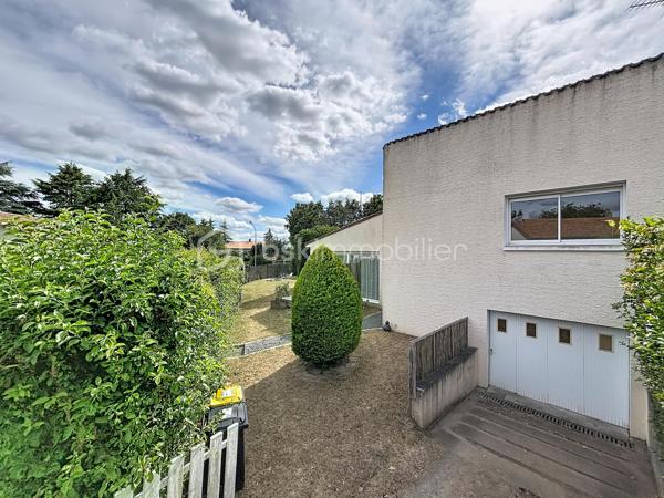 Pavillon situé dans un quartier recherché de Bressuire.

Vous débuterez la visite par une entrée desservant un salon/salle à manger lumineux, offrant un accès direct à une terrasse en bois, ainsi qu’à une cuisine.

Au demi-niveau supérieur, vous découvrirez deux chambres lumineuses ainsi qu’une salle de bains. Au demi-niveau inférieur, vous bénéficierez d’un espace de stockage, d’une buanderie et d’un garage.

L’ensemble est implanté sur une parcelle d’environ 300 m². À noter : ce bien est actuellement occupé par un locataire.
