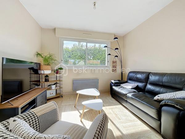 Pavillon situé dans un quartier recherché de Bressuire.

Vous débuterez la visite par une entrée desservant un salon/salle à manger lumineux, offrant un accès direct à une terrasse en bois, ainsi qu’à une cuisine.

Au demi-niveau supérieur, vous découvrirez deux chambres lumineuses ainsi qu’une salle de bains. Au demi-niveau inférieur, vous bénéficierez d’un espace de stockage, d’une buanderie et d’un garage.

L’ensemble est implanté sur une parcelle d’environ 300 m². À noter : ce bien est actuellement occupé par un locataire.