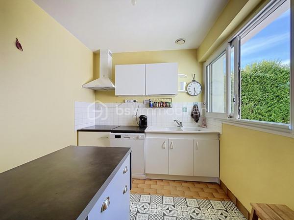 Pavillon situé dans un quartier recherché de Bressuire.

Vous débuterez la visite par une entrée desservant un salon/salle à manger lumineux, offrant un accès direct à une terrasse en bois, ainsi qu’à une cuisine.

Au demi-niveau supérieur, vous découvrirez deux chambres lumineuses ainsi qu’une salle de bains. Au demi-niveau inférieur, vous bénéficierez d’un espace de stockage, d’une buanderie et d’un garage.

L’ensemble est implanté sur une parcelle d’environ 300 m². À noter : ce bien est actuellement occupé par un locataire.