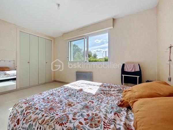 Pavillon situé dans un quartier recherché de Bressuire.

Vous débuterez la visite par une entrée desservant un salon/salle à manger lumineux, offrant un accès direct à une terrasse en bois, ainsi qu’à une cuisine.

Au demi-niveau supérieur, vous découvrirez deux chambres lumineuses ainsi qu’une salle de bains. Au demi-niveau inférieur, vous bénéficierez d’un espace de stockage, d’une buanderie et d’un garage.

L’ensemble est implanté sur une parcelle d’environ 300 m². À noter : ce bien est actuellement occupé par un locataire.
