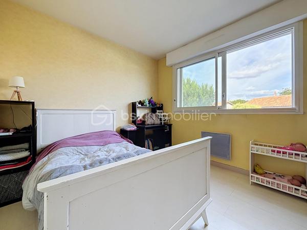 Pavillon situé dans un quartier recherché de Bressuire.

Vous débuterez la visite par une entrée desservant un salon/salle à manger lumineux, offrant un accès direct à une terrasse en bois, ainsi qu’à une cuisine.

Au demi-niveau supérieur, vous découvrirez deux chambres lumineuses ainsi qu’une salle de bains. Au demi-niveau inférieur, vous bénéficierez d’un espace de stockage, d’une buanderie et d’un garage.

L’ensemble est implanté sur une parcelle d’environ 300 m². À noter : ce bien est actuellement occupé par un locataire.