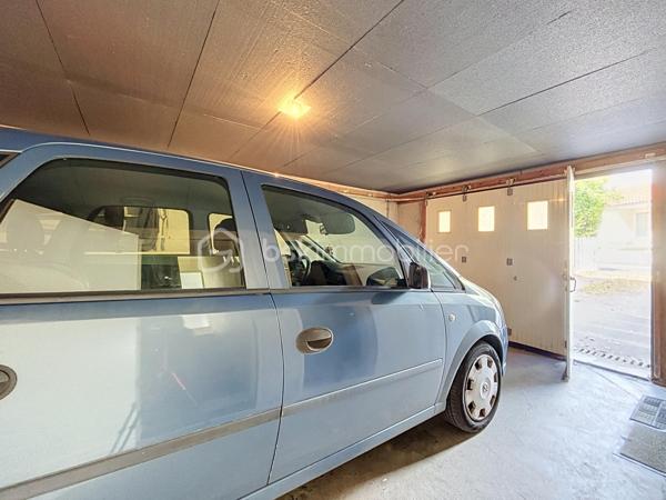 Pavillon situé dans un quartier recherché de Bressuire.

Vous débuterez la visite par une entrée desservant un salon/salle à manger lumineux, offrant un accès direct à une terrasse en bois, ainsi qu’à une cuisine.

Au demi-niveau supérieur, vous découvrirez deux chambres lumineuses ainsi qu’une salle de bains. Au demi-niveau inférieur, vous bénéficierez d’un espace de stockage, d’une buanderie et d’un garage.

L’ensemble est implanté sur une parcelle d’environ 300 m². À noter : ce bien est actuellement occupé par un locataire.