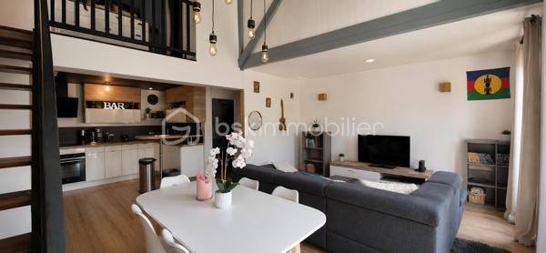 Laissez-vous séduire par cette agréable maison de 66 m² habitables, entièrement rénovée en 2020, offrant un cadre de vie confortable et chaleureux à proximité des commodités.

Dès l'entrée, vous découvrirez une belle pièce de vie ouverte de 24,6 m², baignée de lumière, idéale pour partager des moments conviviaux en famille ou entre amis. La cuisine moderne, fonctionnelle et entièrement équipée (8,7 m²) s'intègre parfaitement à cet espace de vie.

Le rez-de-chaussée comprend également une salle d'eau avec WC.

À l'étage, un palier dessert une spacieuse chambre de 11,23 m² ainsi qu'un bureau de 6,6 m², parfait pour le télétravail, une chambre d'appoint ou un espace dédié à vos projets personnels.

À l'extérieur, profitez d'une terrasse intimiste, idéale pour vos repas en plein air et vos instants de détente.

Maison actuellement en location. Elle sera vendue libre de toute occupation, offrant ainsi une disponibilité immédiate pour les futurs acquéreurs.

Les atouts de ce bien :

* Maison entièrement rénovée en 2020 ;
* Cuisine équipée récente ;
* Terrasse agréable ;
* Fibre optique ;
* Chauffage électrique ;
* Ballon d'eau chaude extra-plat de 80 L ;
* Assainissement collectif (tout-à-l'égout).

Une maison prête à vivre, idéale pour un **premier achat**, un **investissement locatif** ou pour toute personne recherchant un bien alliant charme, confort et praticité dans un secteur recherché.