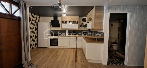 Laissez-vous séduire par cette agréable maison de 66 m² habitables, entièrement rénovée en 2020, offrant un cadre de vie confortable et chaleureux à proximité des commodités.

Dès l'entrée, vous découvrirez une belle pièce de vie ouverte de 24,6 m², baignée de lumière, idéale pour partager des moments conviviaux en famille ou entre amis. La cuisine moderne, fonctionnelle et entièrement équipée (8,7 m²) s'intègre parfaitement à cet espace de vie.

Le rez-de-chaussée comprend également une salle d'eau avec WC.

À l'étage, un palier dessert une spacieuse chambre de 11,23 m² ainsi qu'un bureau de 6,6 m², parfait pour le télétravail, une chambre d'appoint ou un espace dédié à vos projets personnels.

À l'extérieur, profitez d'une terrasse intimiste, idéale pour vos repas en plein air et vos instants de détente.

Maison actuellement en location. Elle sera vendue libre de toute occupation, offrant ainsi une disponibilité immédiate pour les futurs acquéreurs.

Les atouts de ce bien :

* Maison entièrement rénovée en 2020 ;
* Cuisine équipée récente ;
* Terrasse agréable ;
* Fibre optique ;
* Chauffage électrique ;
* Ballon d'eau chaude extra-plat de 80 L ;
* Assainissement collectif (tout-à-l'égout).

Une maison prête à vivre, idéale pour un **premier achat**, un **investissement locatif** ou pour toute personne recherchant un bien alliant charme, confort et praticité dans un secteur recherché.