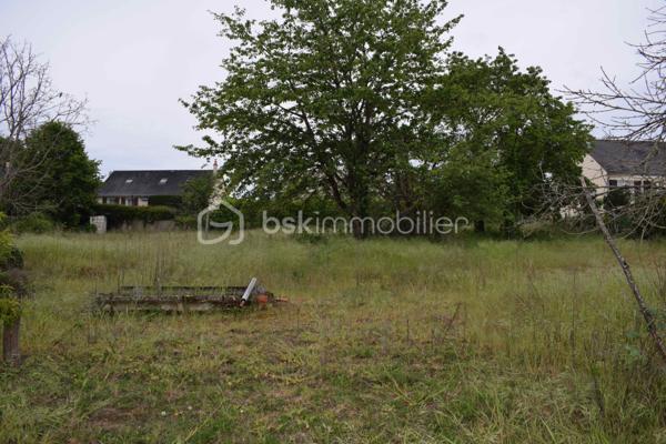 À Saint-Hilaire-Saint-Florent, aux portes de Saumur, découvrez ce terrain constructible de 2 361 m².
Idéalement situé dans un environnement calme et verdoyant, à proximité immédiate des bords de Loire et du centre-ville de Saumur.

Situé en zone Ub (zone urbaine pavillonnaire), ce terrain offre un fort potentiel de valorisation, avec un certificat d’urbanisme réalisable permettant la construction de trois maisons individuelles.

Libre de constructeur, il laisse place à tous types de projets, que ce soit pour une opération d’investissement, une division parcellaire ou un projet de construction sur mesure.

Le terrain, non viabilisé, bénéficie des réseaux en bord de rue (eau, électricité, tout-à-l’égout), facilitant son aménagement.

Une maison en pierre d’environ 63 m² est actuellement implantée sur la parcelle. Elle se compose de deux pièces, dont une chambre, avec cuisine, salle d’eau et WC. Plusieurs options s’offrent à vous : rénovation (DPE E), revente ou démolition dans le cadre d’un nouveau projet.

Les informations sur les risques auxquels ce bien est exposé sont disponibles sur le site Géorisques : www.georisques.gouv.fr

Un bien rare sur le secteur, offrant de nombreuses perspectives d’exploitation.
À découvrir sans tarder !
👉 “Une opportunité particulièrement adaptée aux investisseurs ou aménageurs recherchant une opération à fort potentiel sur le secteur saumurois.