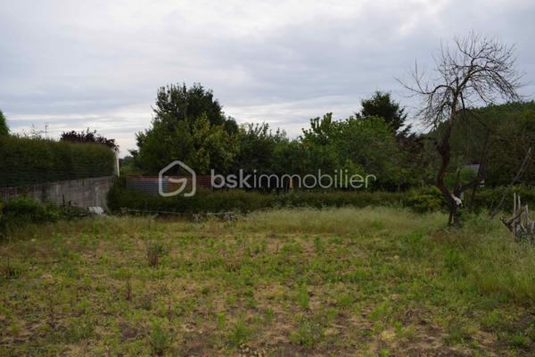 À Saint-Hilaire-Saint-Florent, aux portes de Saumur, découvrez ce terrain constructible de 2 361 m².
Idéalement situé dans un environnement calme et verdoyant, à proximité immédiate des bords de Loire et du centre-ville de Saumur.

Situé en zone Ub (zone urbaine pavillonnaire), ce terrain offre un fort potentiel de valorisation, avec un certificat d’urbanisme réalisable permettant la construction de trois maisons individuelles.

Libre de constructeur, il laisse place à tous types de projets, que ce soit pour une opération d’investissement, une division parcellaire ou un projet de construction sur mesure.

Le terrain, non viabilisé, bénéficie des réseaux en bord de rue (eau, électricité, tout-à-l’égout), facilitant son aménagement.

Une maison en pierre d’environ 63 m² est actuellement implantée sur la parcelle. Elle se compose de deux pièces, dont une chambre, avec cuisine, salle d’eau et WC. Plusieurs options s’offrent à vous : rénovation (DPE E), revente ou démolition dans le cadre d’un nouveau projet.

Les informations sur les risques auxquels ce bien est exposé sont disponibles sur le site Géorisques : www.georisques.gouv.fr

Un bien rare sur le secteur, offrant de nombreuses perspectives d’exploitation.
À découvrir sans tarder !
👉 “Une opportunité particulièrement adaptée aux investisseurs ou aménageurs recherchant une opération à fort potentiel sur le secteur saumurois.