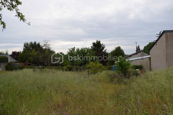 À Saint-Hilaire-Saint-Florent, aux portes de Saumur, découvrez ce terrain constructible de 2 361 m².
Idéalement situé dans un environnement calme et verdoyant, à proximité immédiate des bords de Loire et du centre-ville de Saumur.

Situé en zone Ub (zone urbaine pavillonnaire), ce terrain offre un fort potentiel de valorisation, avec un certificat d’urbanisme réalisable permettant la construction de trois maisons individuelles.

Libre de constructeur, il laisse place à tous types de projets, que ce soit pour une opération d’investissement, une division parcellaire ou un projet de construction sur mesure.

Le terrain, non viabilisé, bénéficie des réseaux en bord de rue (eau, électricité, tout-à-l’égout), facilitant son aménagement.

Une maison en pierre d’environ 63 m² est actuellement implantée sur la parcelle. Elle se compose de deux pièces, dont une chambre, avec cuisine, salle d’eau et WC. Plusieurs options s’offrent à vous : rénovation (DPE E), revente ou démolition dans le cadre d’un nouveau projet.

Les informations sur les risques auxquels ce bien est exposé sont disponibles sur le site Géorisques : www.georisques.gouv.fr

Un bien rare sur le secteur, offrant de nombreuses perspectives d’exploitation.
À découvrir sans tarder !
👉 “Une opportunité particulièrement adaptée aux investisseurs ou aménageurs recherchant une opération à fort potentiel sur le secteur saumurois.