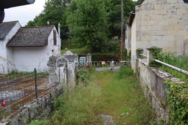 À Saint-Hilaire-Saint-Florent, aux portes de Saumur, découvrez ce terrain constructible de 2 361 m².
Idéalement situé dans un environnement calme et verdoyant, à proximité immédiate des bords de Loire et du centre-ville de Saumur.

Situé en zone Ub (zone urbaine pavillonnaire), ce terrain offre un fort potentiel de valorisation, avec un certificat d’urbanisme réalisable permettant la construction de trois maisons individuelles.

Libre de constructeur, il laisse place à tous types de projets, que ce soit pour une opération d’investissement, une division parcellaire ou un projet de construction sur mesure.

Le terrain, non viabilisé, bénéficie des réseaux en bord de rue (eau, électricité, tout-à-l’égout), facilitant son aménagement.

Une maison en pierre d’environ 63 m² est actuellement implantée sur la parcelle. Elle se compose de deux pièces, dont une chambre, avec cuisine, salle d’eau et WC. Plusieurs options s’offrent à vous : rénovation (DPE E), revente ou démolition dans le cadre d’un nouveau projet.

Les informations sur les risques auxquels ce bien est exposé sont disponibles sur le site Géorisques : www.georisques.gouv.fr

Un bien rare sur le secteur, offrant de nombreuses perspectives d’exploitation.
À découvrir sans tarder !
👉 “Une opportunité particulièrement adaptée aux investisseurs ou aménageurs recherchant une opération à fort potentiel sur le secteur saumurois.
