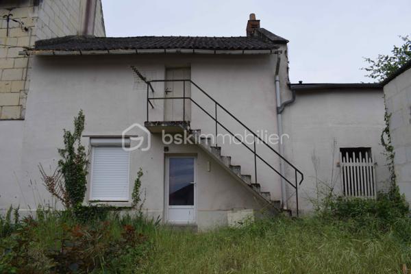 À Saint-Hilaire-Saint-Florent, aux portes de Saumur, découvrez ce terrain constructible de 2 361 m².
Idéalement situé dans un environnement calme et verdoyant, à proximité immédiate des bords de Loire et du centre-ville de Saumur.

Situé en zone Ub (zone urbaine pavillonnaire), ce terrain offre un fort potentiel de valorisation, avec un certificat d’urbanisme réalisable permettant la construction de trois maisons individuelles.

Libre de constructeur, il laisse place à tous types de projets, que ce soit pour une opération d’investissement, une division parcellaire ou un projet de construction sur mesure.

Le terrain, non viabilisé, bénéficie des réseaux en bord de rue (eau, électricité, tout-à-l’égout), facilitant son aménagement.

Une maison en pierre d’environ 63 m² est actuellement implantée sur la parcelle. Elle se compose de deux pièces, dont une chambre, avec cuisine, salle d’eau et WC. Plusieurs options s’offrent à vous : rénovation (DPE E), revente ou démolition dans le cadre d’un nouveau projet.

Les informations sur les risques auxquels ce bien est exposé sont disponibles sur le site Géorisques : www.georisques.gouv.fr

Un bien rare sur le secteur, offrant de nombreuses perspectives d’exploitation.
À découvrir sans tarder !
👉 “Une opportunité particulièrement adaptée aux investisseurs ou aménageurs recherchant une opération à fort potentiel sur le secteur saumurois.