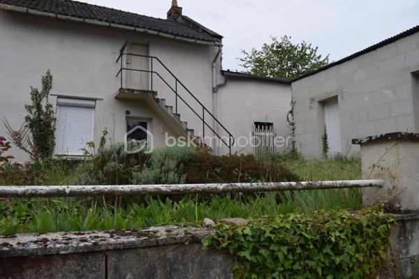 À Saint-Hilaire-Saint-Florent, aux portes de Saumur, découvrez ce terrain constructible de 2 361 m².
Idéalement situé dans un environnement calme et verdoyant, à proximité immédiate des bords de Loire et du centre-ville de Saumur.

Situé en zone Ub (zone urbaine pavillonnaire), ce terrain offre un fort potentiel de valorisation, avec un certificat d’urbanisme réalisable permettant la construction de trois maisons individuelles.

Libre de constructeur, il laisse place à tous types de projets, que ce soit pour une opération d’investissement, une division parcellaire ou un projet de construction sur mesure.

Le terrain, non viabilisé, bénéficie des réseaux en bord de rue (eau, électricité, tout-à-l’égout), facilitant son aménagement.

Une maison en pierre d’environ 63 m² est actuellement implantée sur la parcelle. Elle se compose de deux pièces, dont une chambre, avec cuisine, salle d’eau et WC. Plusieurs options s’offrent à vous : rénovation (DPE E), revente ou démolition dans le cadre d’un nouveau projet.

Les informations sur les risques auxquels ce bien est exposé sont disponibles sur le site Géorisques : www.georisques.gouv.fr

Un bien rare sur le secteur, offrant de nombreuses perspectives d’exploitation.
À découvrir sans tarder !
👉 “Une opportunité particulièrement adaptée aux investisseurs ou aménageurs recherchant une opération à fort potentiel sur le secteur saumurois.
