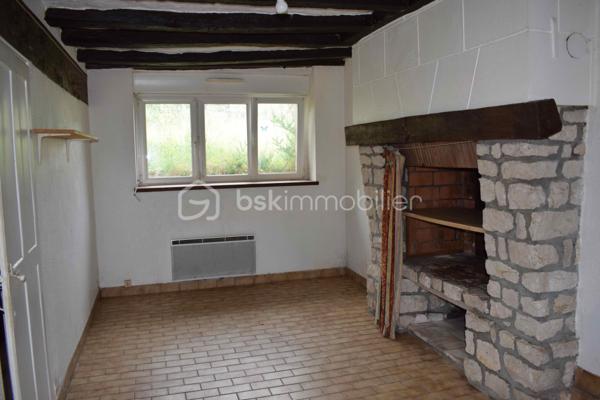 À Saint-Hilaire-Saint-Florent, aux portes de Saumur, découvrez ce terrain constructible de 2 361 m².
Idéalement situé dans un environnement calme et verdoyant, à proximité immédiate des bords de Loire et du centre-ville de Saumur.

Situé en zone Ub (zone urbaine pavillonnaire), ce terrain offre un fort potentiel de valorisation, avec un certificat d’urbanisme réalisable permettant la construction de trois maisons individuelles.

Libre de constructeur, il laisse place à tous types de projets, que ce soit pour une opération d’investissement, une division parcellaire ou un projet de construction sur mesure.

Le terrain, non viabilisé, bénéficie des réseaux en bord de rue (eau, électricité, tout-à-l’égout), facilitant son aménagement.

Une maison en pierre d’environ 63 m² est actuellement implantée sur la parcelle. Elle se compose de deux pièces, dont une chambre, avec cuisine, salle d’eau et WC. Plusieurs options s’offrent à vous : rénovation (DPE E), revente ou démolition dans le cadre d’un nouveau projet.

Les informations sur les risques auxquels ce bien est exposé sont disponibles sur le site Géorisques : www.georisques.gouv.fr

Un bien rare sur le secteur, offrant de nombreuses perspectives d’exploitation.
À découvrir sans tarder !
👉 “Une opportunité particulièrement adaptée aux investisseurs ou aménageurs recherchant une opération à fort potentiel sur le secteur saumurois.