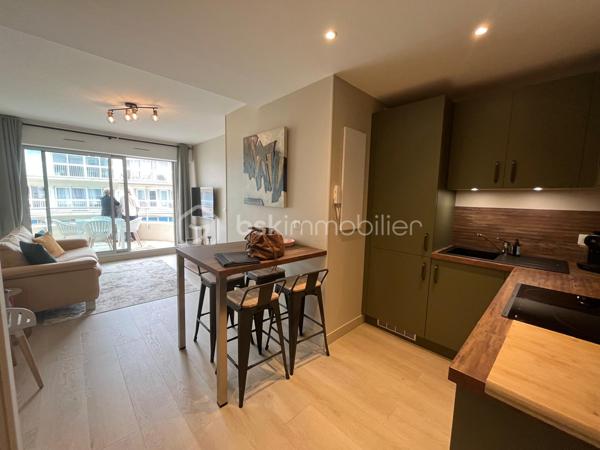 Vous serez sous le charme de cet appartement entièrement rénové et décoré avec goût, meublé et équipé, comprenant:
Entrée sur séjour exposé Est avec cuisine aménagée et équipée de 20 m², le tout donnant sur une belle terrasse de 12 m², une chambre cabine donnant sur terrasse, grande salle d'eau, dressing et WC séparé.
Une cave et un parking couvert et sécurisé complètent ce bien.
La plage est face à l'immeuble, les commerces et restaurants à proximité, le marché à 500 mètres et la gare à 800 mètres.