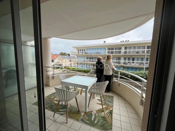 Vous serez sous le charme de cet appartement entièrement rénové et décoré avec goût, meublé et équipé, comprenant:
Entrée sur séjour exposé Est avec cuisine aménagée et équipée de 20 m², le tout donnant sur une belle terrasse de 12 m², une chambre cabine donnant sur terrasse, grande salle d'eau, dressing et WC séparé.
Une cave et un parking couvert et sécurisé complètent ce bien.
La plage est face à l'immeuble, les commerces et restaurants à proximité, le marché à 500 mètres et la gare à 800 mètres.