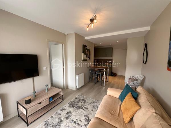 Vous serez sous le charme de cet appartement entièrement rénové et décoré avec goût, meublé et équipé, comprenant:
Entrée sur séjour exposé Est avec cuisine aménagée et équipée de 20 m², le tout donnant sur une belle terrasse de 12 m², une chambre cabine donnant sur terrasse, grande salle d'eau, dressing et WC séparé.
Une cave et un parking couvert et sécurisé complètent ce bien.
La plage est face à l'immeuble, les commerces et restaurants à proximité, le marché à 500 mètres et la gare à 800 mètres.