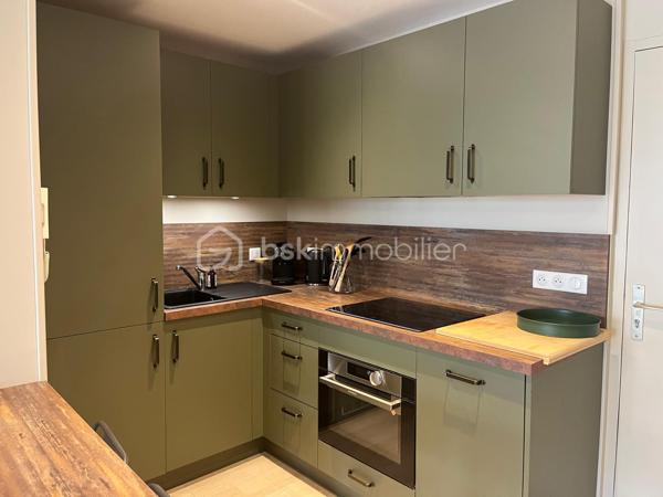 Vous serez sous le charme de cet appartement entièrement rénové et décoré avec goût, meublé et équipé, comprenant:
Entrée sur séjour exposé Est avec cuisine aménagée et équipée de 20 m², le tout donnant sur une belle terrasse de 12 m², une chambre cabine donnant sur terrasse, grande salle d'eau, dressing et WC séparé.
Une cave et un parking couvert et sécurisé complètent ce bien.
La plage est face à l'immeuble, les commerces et restaurants à proximité, le marché à 500 mètres et la gare à 800 mètres.