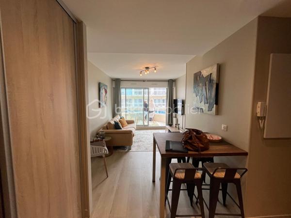 Vous serez sous le charme de cet appartement entièrement rénové et décoré avec goût, meublé et équipé, comprenant:
Entrée sur séjour exposé Est avec cuisine aménagée et équipée de 20 m², le tout donnant sur une belle terrasse de 12 m², une chambre cabine donnant sur terrasse, grande salle d'eau, dressing et WC séparé.
Une cave et un parking couvert et sécurisé complètent ce bien.
La plage est face à l'immeuble, les commerces et restaurants à proximité, le marché à 500 mètres et la gare à 800 mètres.