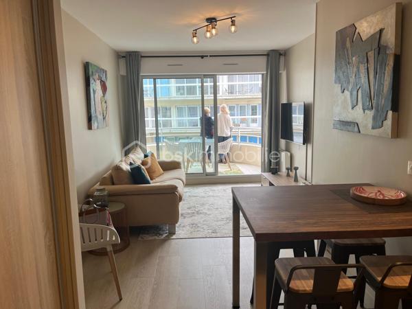 Vous serez sous le charme de cet appartement entièrement rénové et décoré avec goût, meublé et équipé, comprenant:
Entrée sur séjour exposé Est avec cuisine aménagée et équipée de 20 m², le tout donnant sur une belle terrasse de 12 m², une chambre cabine donnant sur terrasse, grande salle d'eau, dressing et WC séparé.
Une cave et un parking couvert et sécurisé complètent ce bien.
La plage est face à l'immeuble, les commerces et restaurants à proximité, le marché à 500 mètres et la gare à 800 mètres.