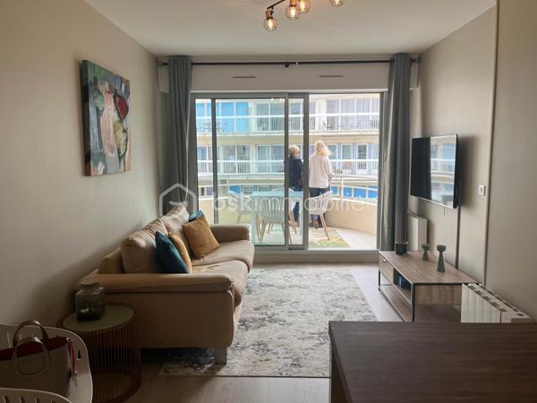 Vous serez sous le charme de cet appartement entièrement rénové et décoré avec goût, meublé et équipé, comprenant:
Entrée sur séjour exposé Est avec cuisine aménagée et équipée de 20 m², le tout donnant sur une belle terrasse de 12 m², une chambre cabine donnant sur terrasse, grande salle d'eau, dressing et WC séparé.
Une cave et un parking couvert et sécurisé complètent ce bien.
La plage est face à l'immeuble, les commerces et restaurants à proximité, le marché à 500 mètres et la gare à 800 mètres.
